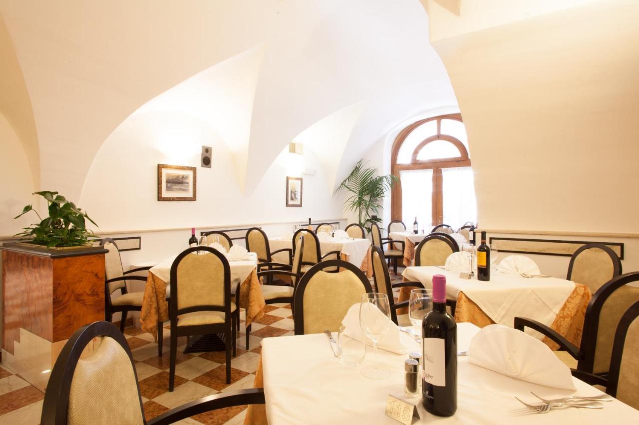 Hotel Portici - Romantik&Wellness Riva del Garda Esterno foto