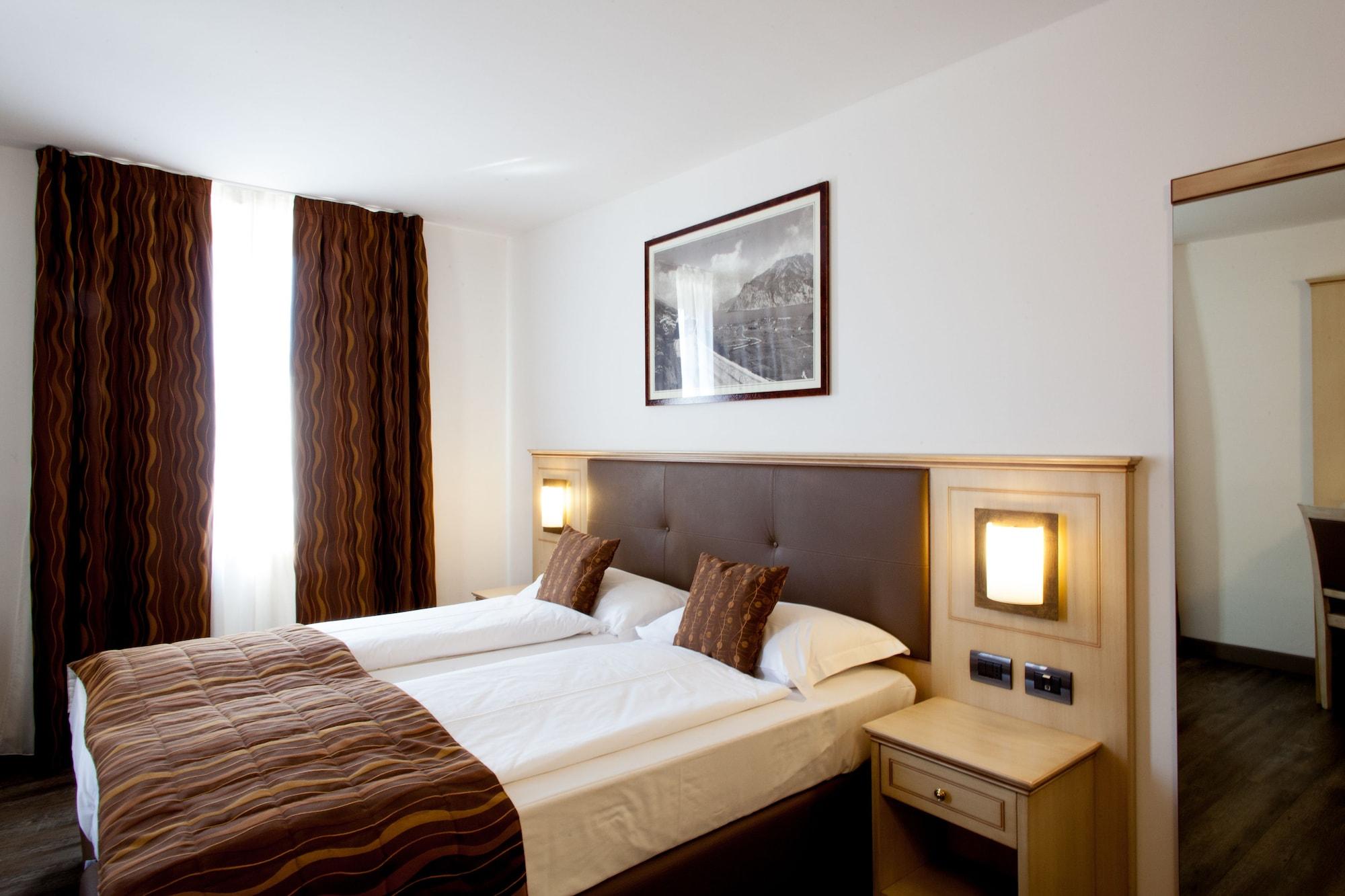 Hotel Portici - Romantik&Wellness Riva del Garda Esterno foto