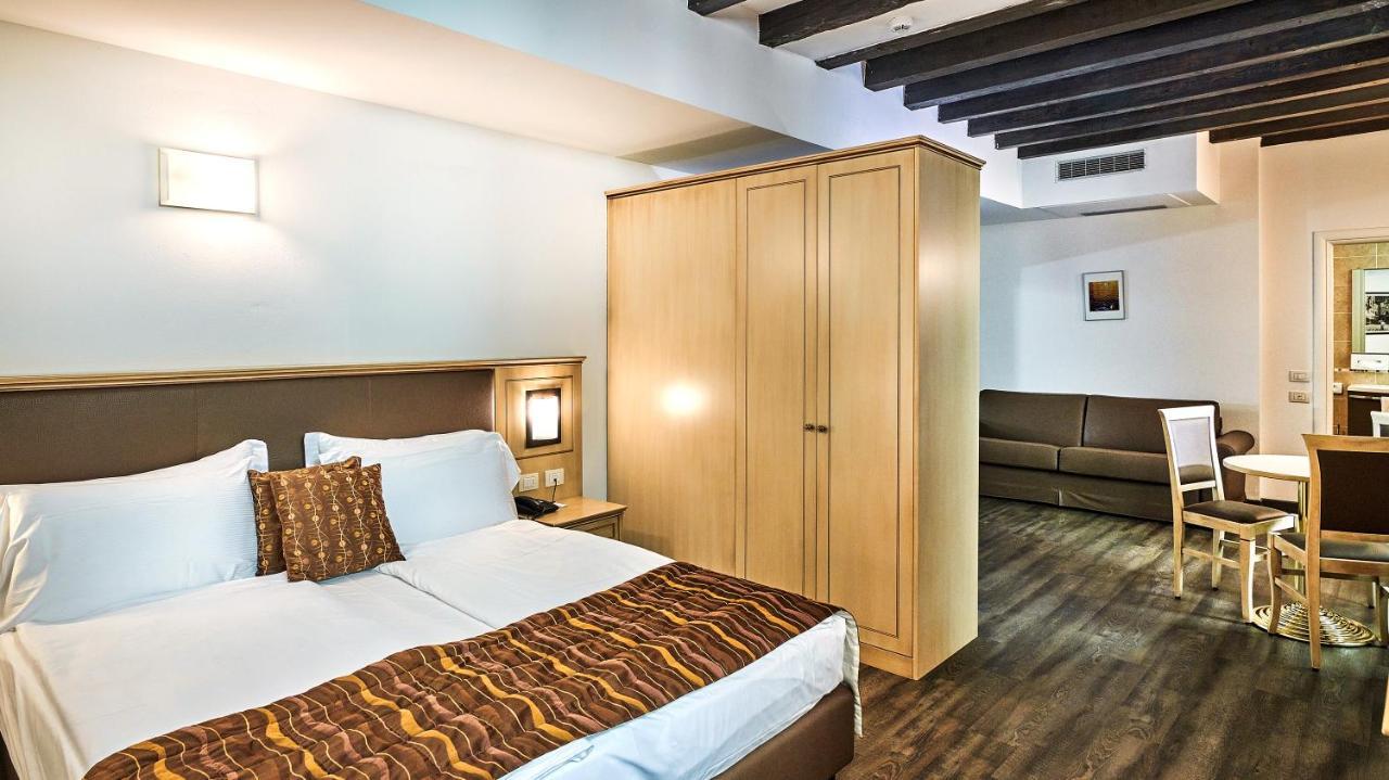 Hotel Portici - Romantik&Wellness Riva del Garda Esterno foto