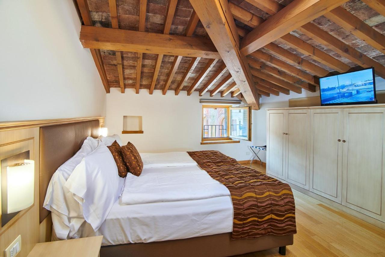 Hotel Portici - Romantik&Wellness Riva del Garda Esterno foto