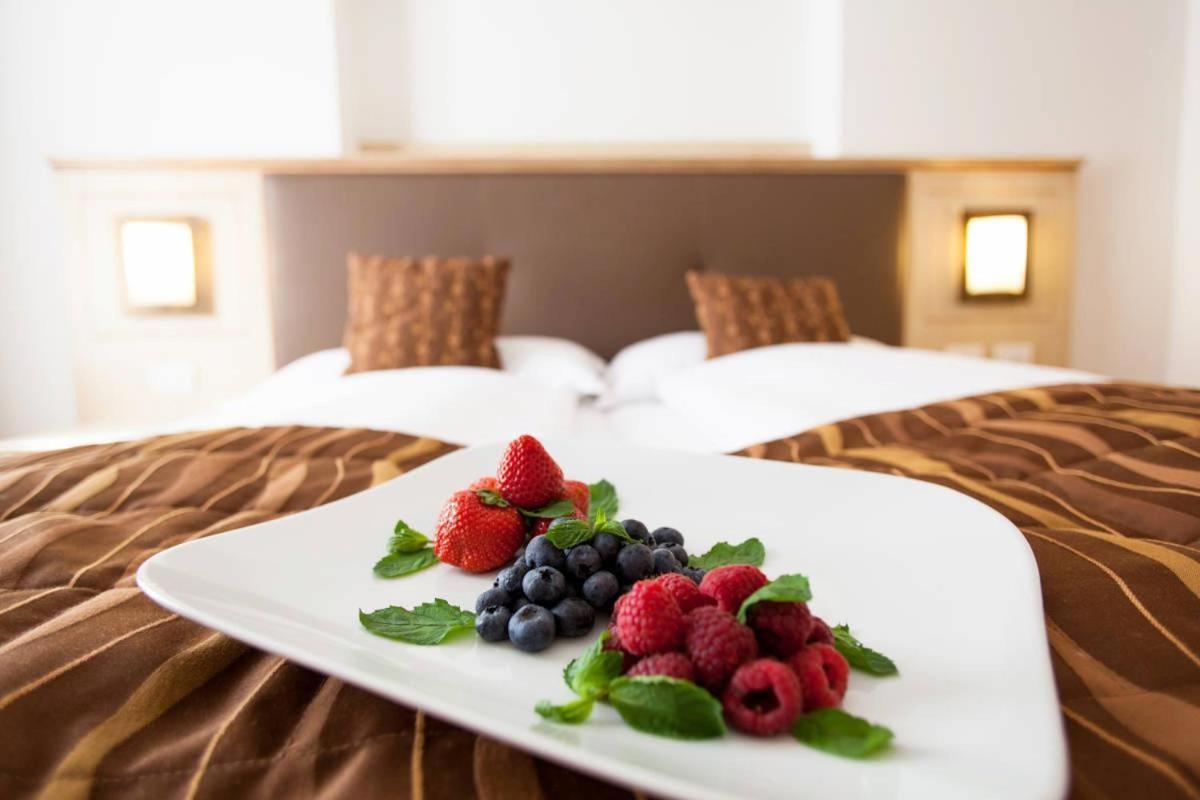 Hotel Portici - Romantik&Wellness Riva del Garda Esterno foto