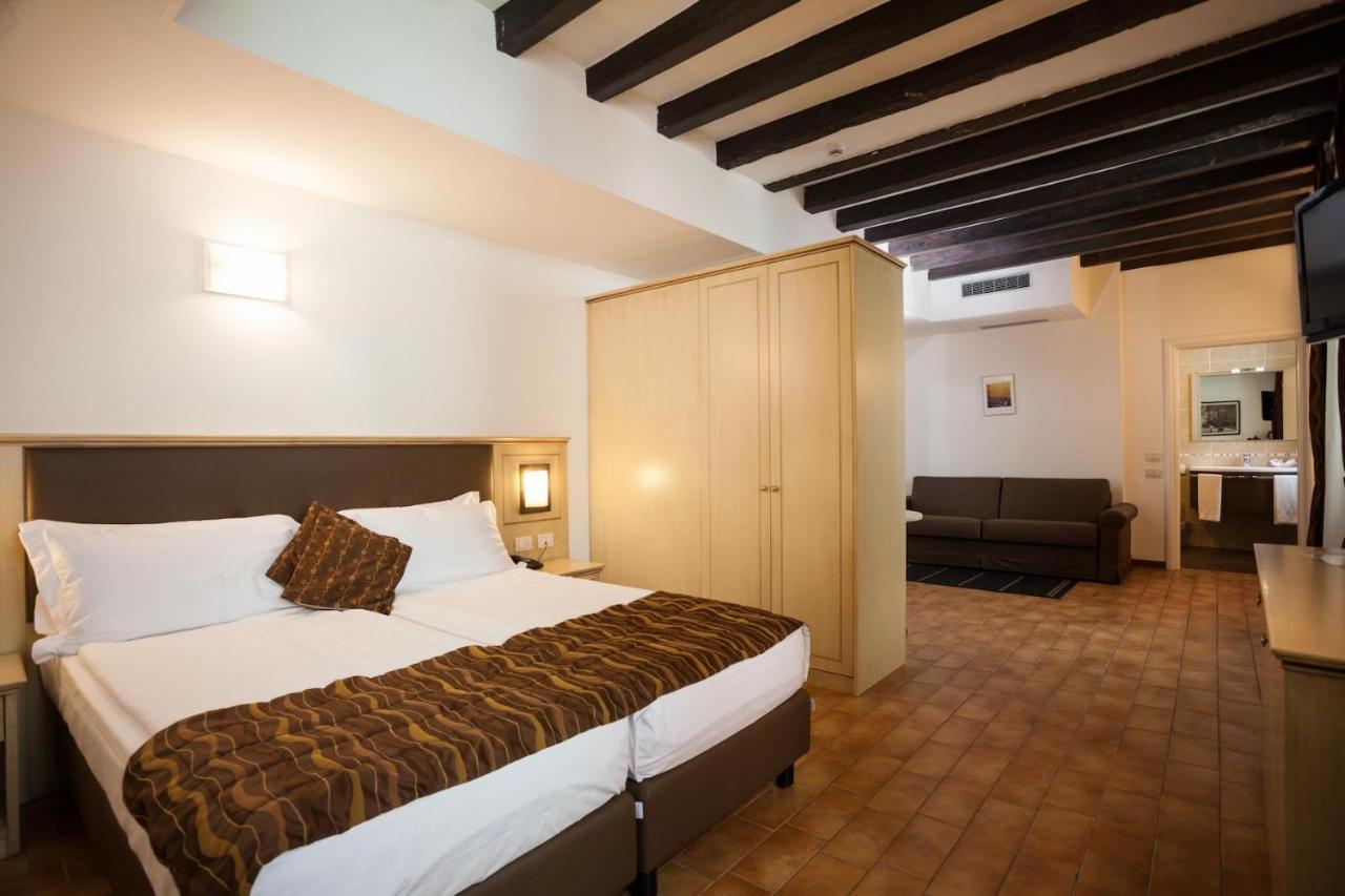 Hotel Portici - Romantik&Wellness Riva del Garda Esterno foto