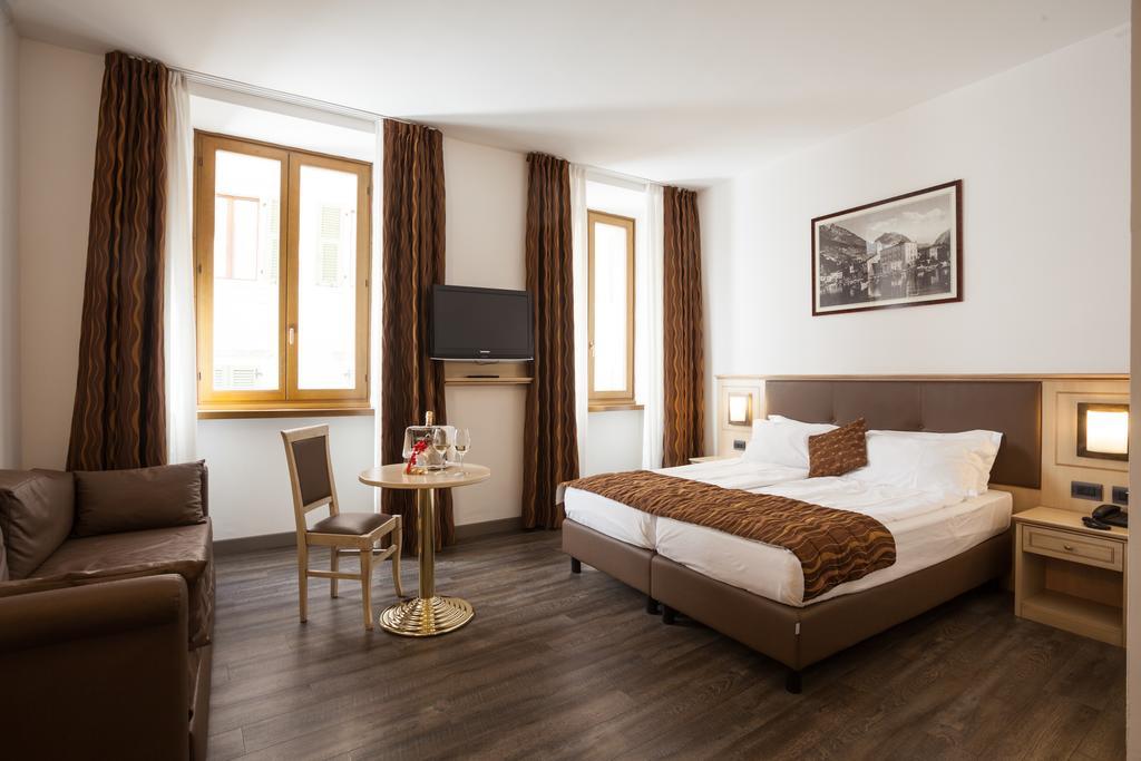 Hotel Portici - Romantik&Wellness Riva del Garda Esterno foto