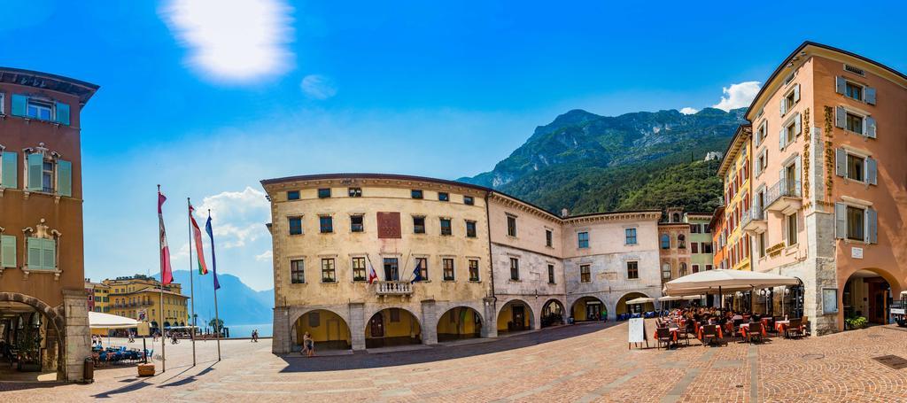 Hotel Portici - Romantik&Wellness Riva del Garda Esterno foto