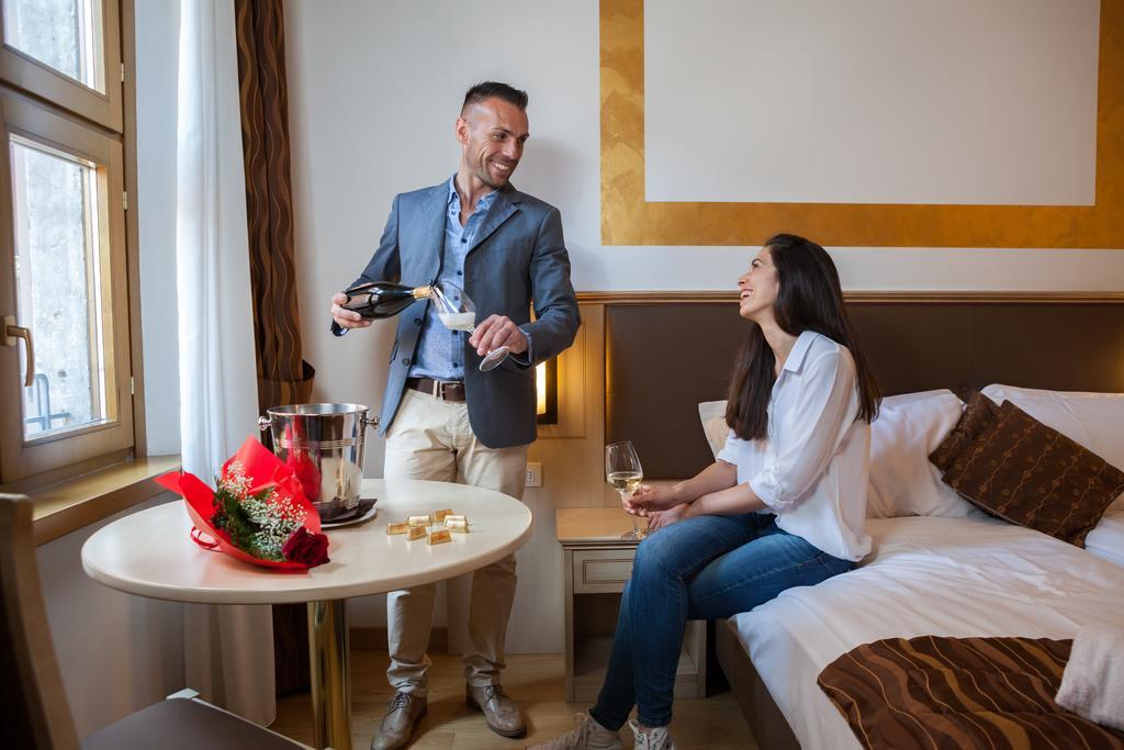Hotel Portici - Romantik&Wellness Riva del Garda Esterno foto