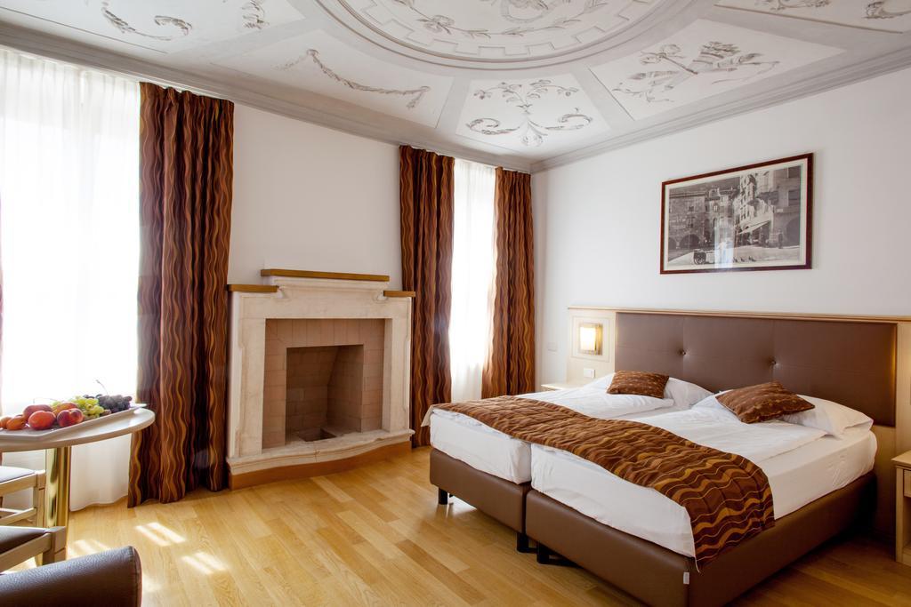 Hotel Portici - Romantik&Wellness Riva del Garda Esterno foto