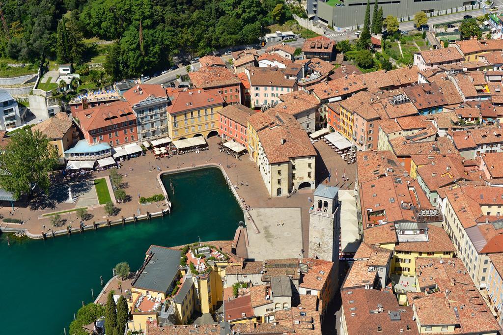 Hotel Portici - Romantik&Wellness Riva del Garda Esterno foto