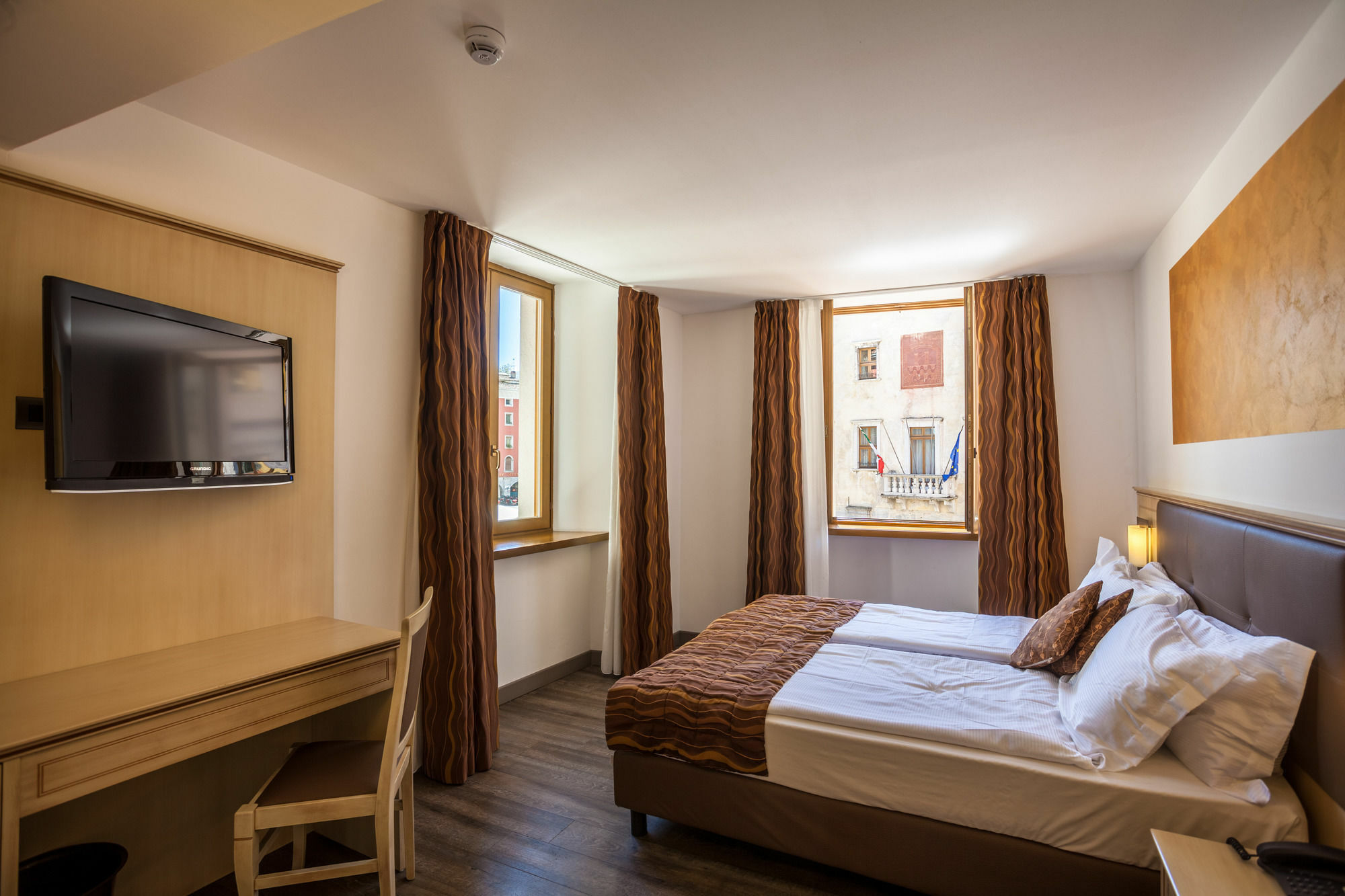 Hotel Portici - Romantik&Wellness Riva del Garda Esterno foto
