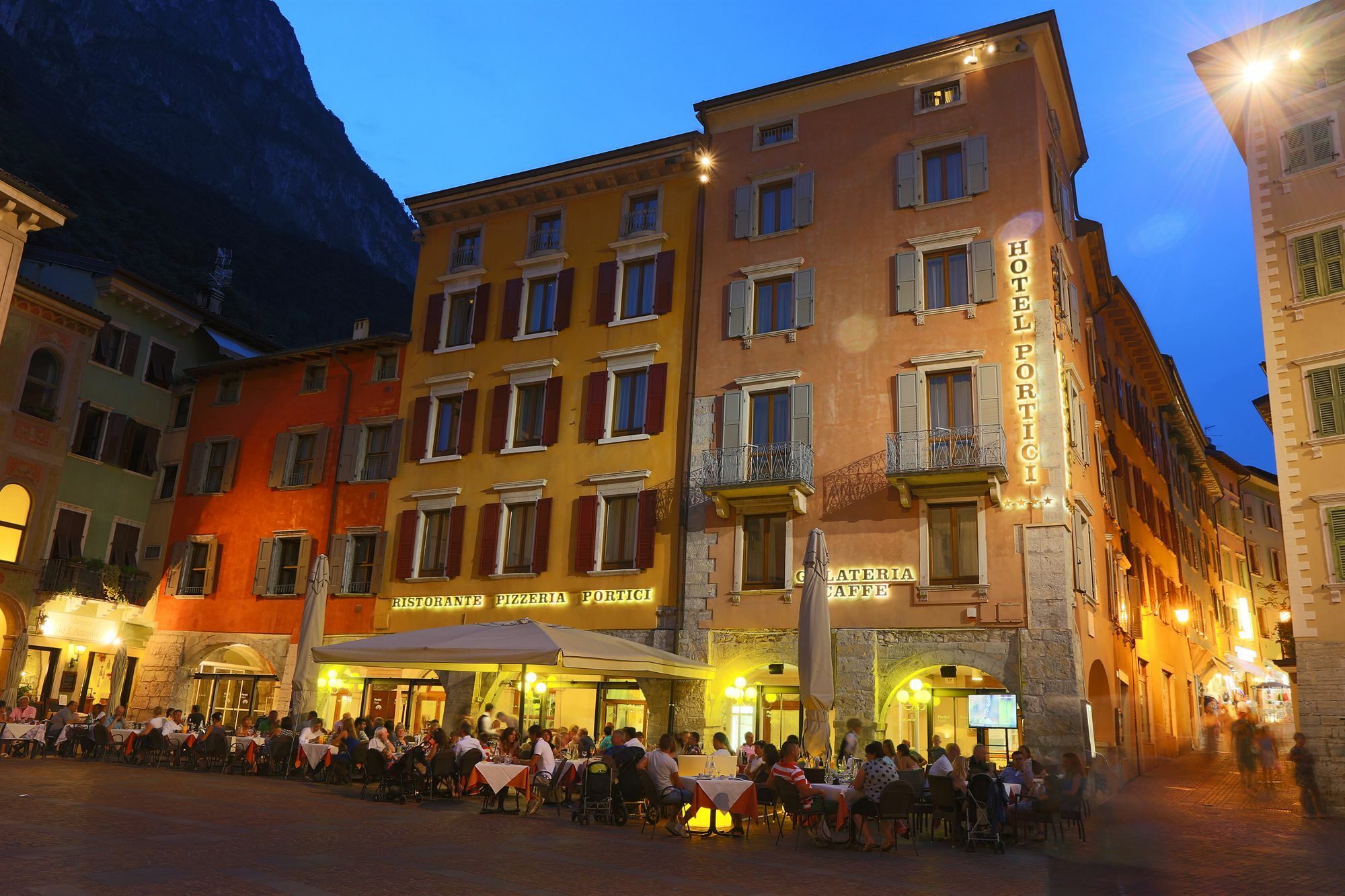 Hotel Portici - Romantik&Wellness Riva del Garda Esterno foto